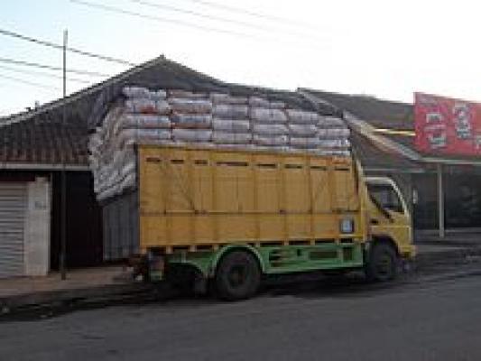 Dilintasi Truk, Rumah Warga di Jalan Kinibalu Pekanbaru Retak-retak