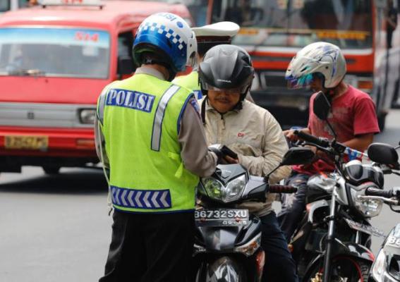 Hendak Menilang, Polisi Terluka Ditabrak Pengendara Motor
