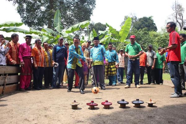 Lestarikan Permainan Tradisonal, Disparpora Meranti Gelar Festival Gasing