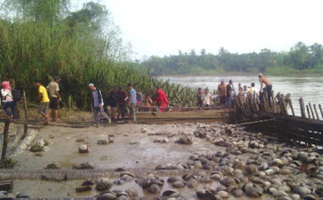 Masyarakat Gunakan Sampan Untuk Penyebrangan