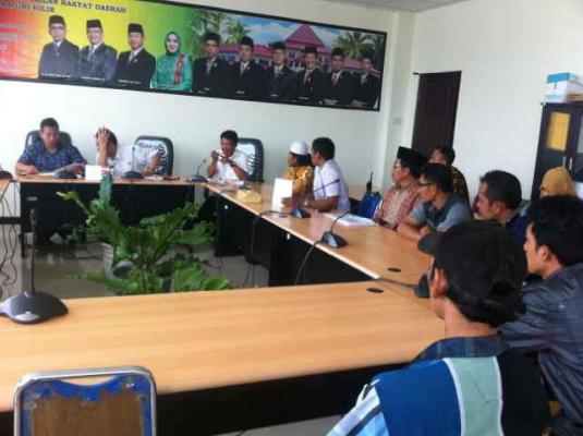 Masyarakat Reteh Datangi Gedung DPRD, Pilkades Inhil Tidak Sesuai Aturan