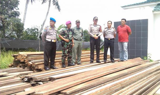Polres Meranti Amankan 30 Ton Kayu Illegal