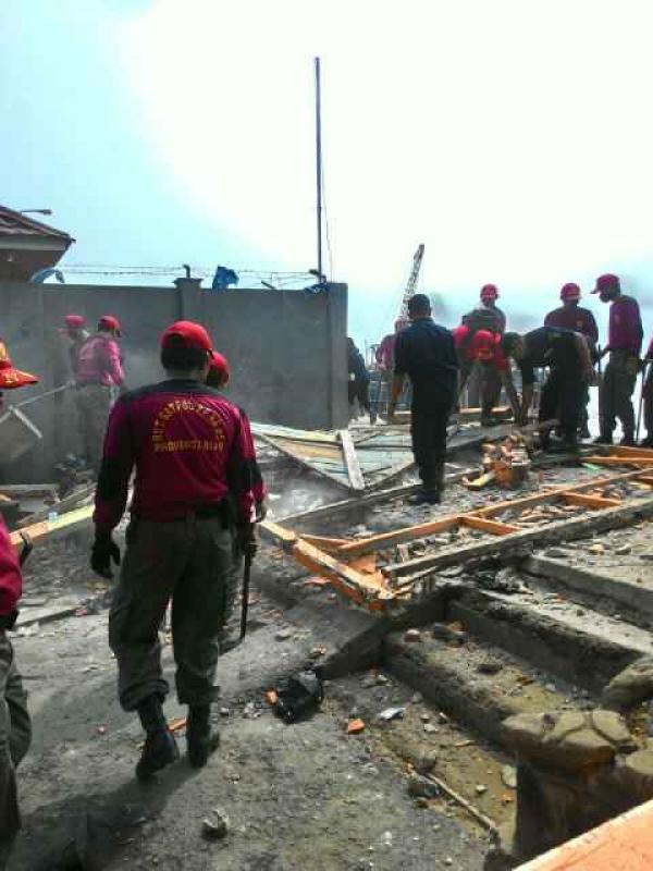 Satpol PP Inhil Melakukan Pembongkaran Bangunan di Jalan Yos Sudarso 