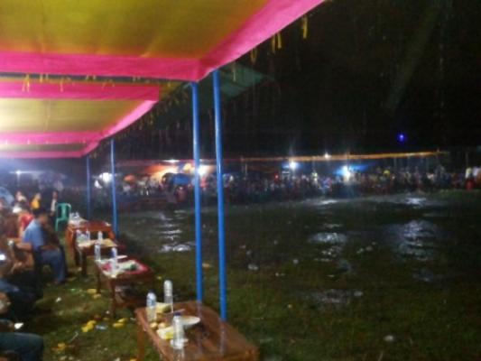 Walau Diguyur Hujan, Ribuan Warga Hulu Teso Tetap Antusias Ikuti Kampanye IKO