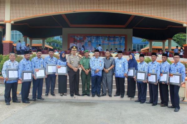 10 PNS Dan 12 Petugas Kesehatan Teladan Dapat Penghargaan
