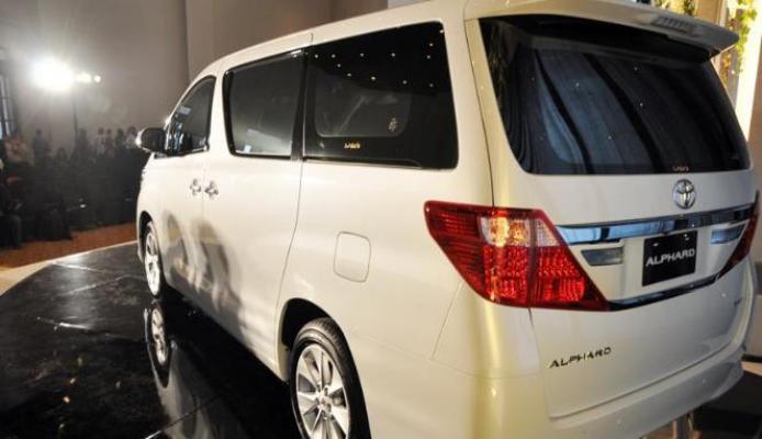 Berpelat Nomor Aneh, Alphard Ini Diburu Polisi