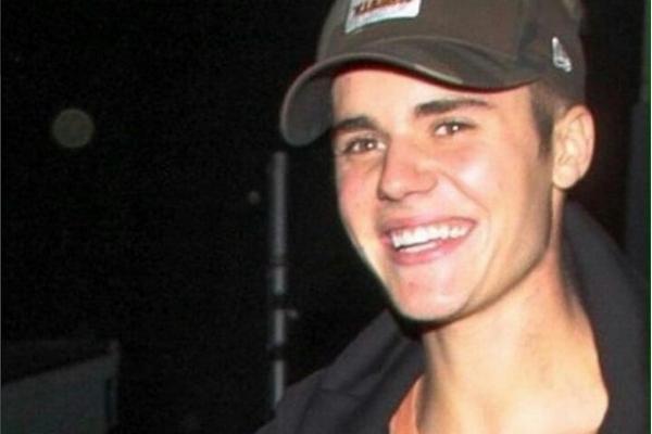 Bertemu Fans, Celana Justin Bieber Melorot