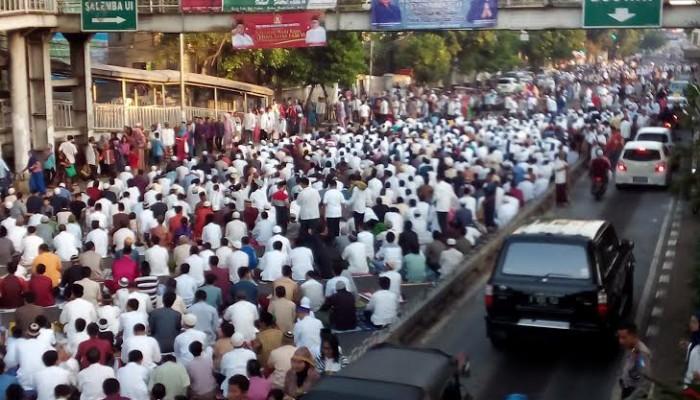 Bolehkah Shalat Jumat di Jalan Saat Demo Sedangkan Masjid Masih Muat?