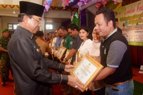 Bupati Inhil HM Wardan Buka Fashion Show Pakaian Daur Ulang