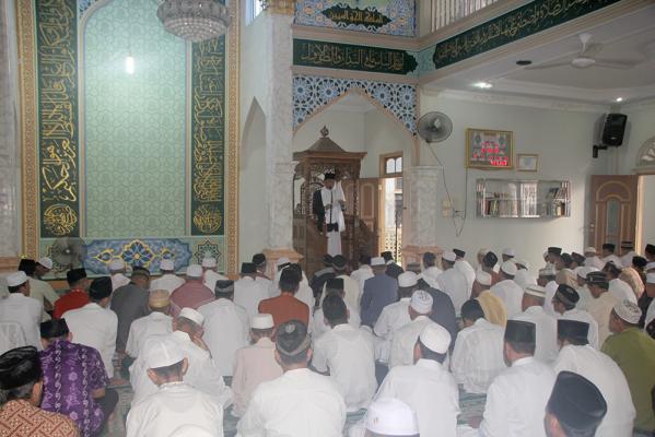 Bupati Wardan Khatib di Masjid Darul Hikmah