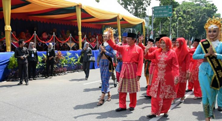 Bupati inhil HM Wardan Pimpin Pawai Taaruf di MTQ Riau