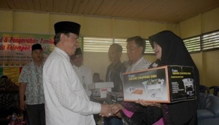 Bupti inhil Serahkan Bantuan