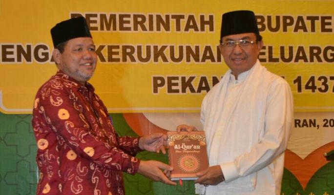 HM Wardan Terima 350 Al-Quran dari KKIH Pekanbaru