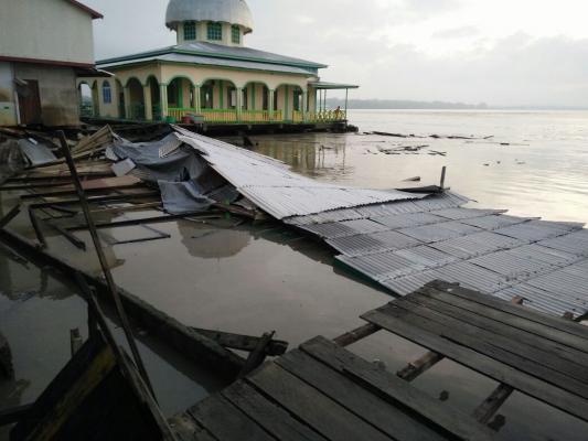 Longsor, 2 Unit Rumah Terjun Ke Sungai