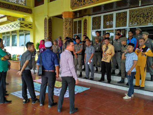 Sebut 80 Persen Pembangunan Karena Kabupaten Kampar, Massa Desak Kadisdik Pelalawan Dicopot