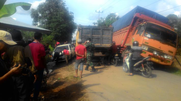 Truk Arang Terperosok di Pulau Palas, Ruas Jalan Rumbai Tembilahan Macet Parah