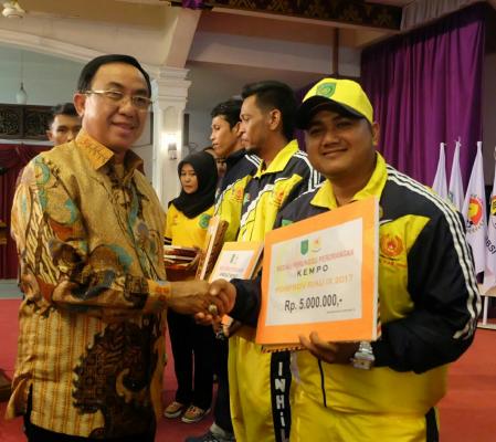 Bupati Inhil Berikan Reward Bagi Atlit Peraih Medali Porprov Ke - IX Kampar