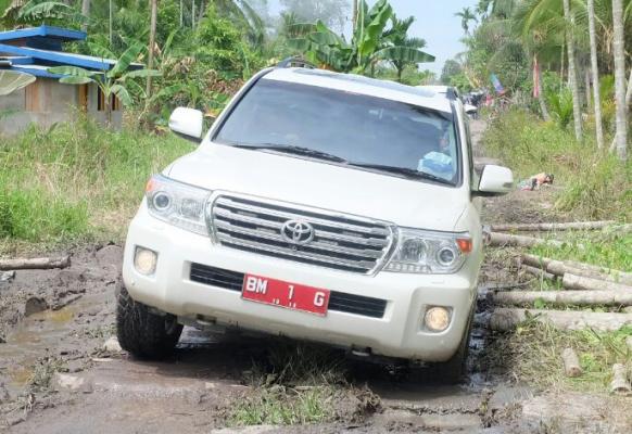 Bupati Inhil Tepati Janji Lintasi Ruas Kota Baru - Sanglar - Pulau Kijang Gunakan Mobil Buka MTQ Ke - 47 Inhil