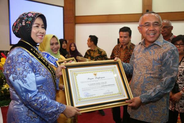 Bupati dan Bunda PAUD Inhil Terima Penghargaan Atas Komitmen Pengembangan PAUD