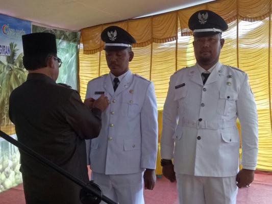 HM Wardan melantik tiga kepala desa di Desa teluk Bunian