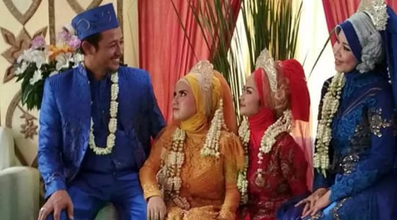 Heboh Foto Pria Menikah dengan 3 Wanita Sekaligus, Ini Faktanya