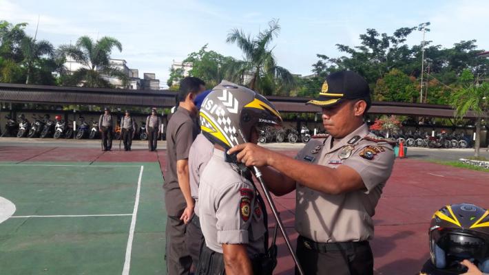 Kapolres Inhil Berikan Helm Gratis Bagi Personilnya Yang Berprestasi 