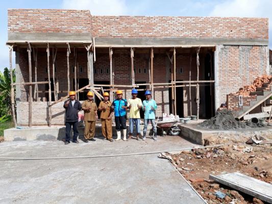 MCK di Pajak Baru Ditinjau Lurah Bagan Batu  Maris Siregar : Saya lihat ini sudah 80 persen, mudah - mudahan segera selesai 