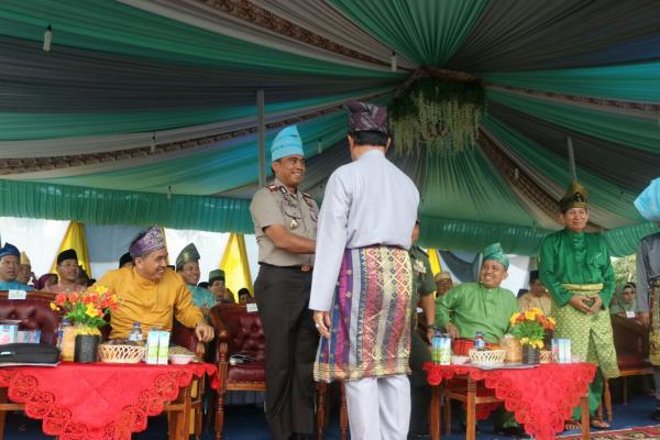 MTQ ke-47, Kapolres Inhil Dihadiahi Tanjak Melayu Oleh Bupati HM Wardan