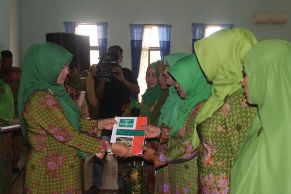 Pelantikan PAC Muslimat NU Tembilahan, Zulikhah Berharap Keberadaan NU Bermanfaat Bagi Masyarakat 