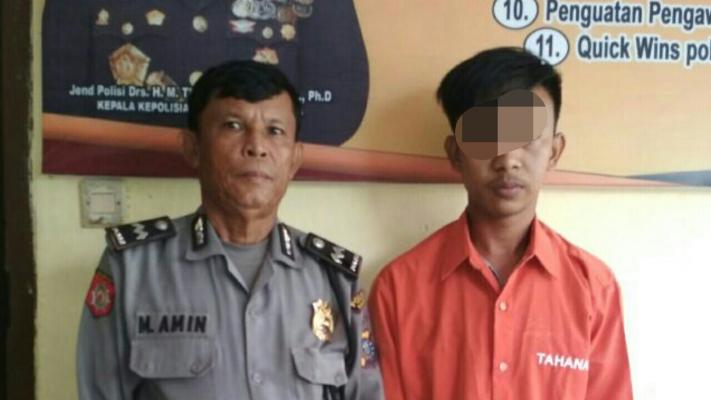 Pemuda ini Tertangkap Tidur di Kamar Pacar dan Digelandang ke Kantor Polisi 