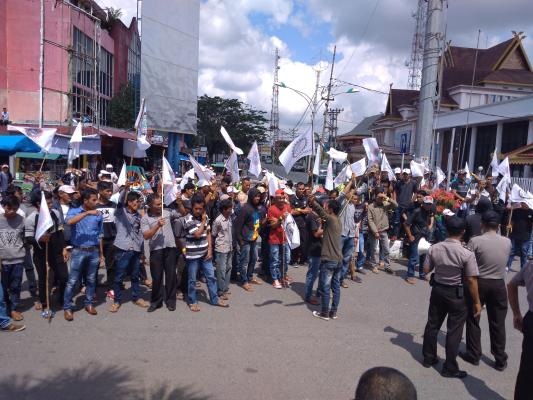 Ratusan Buruh Dari Desa Pekan Tua Demo Kantor Bea dan Cukai Tembilahan 