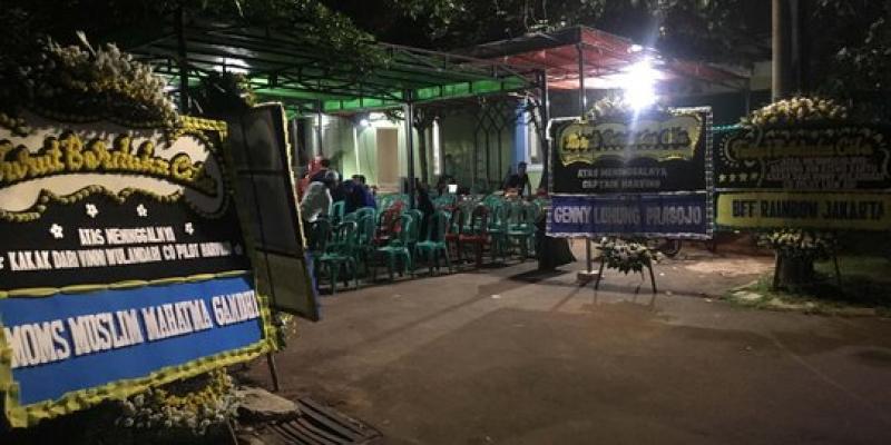 Anak co Pilot Harvino bertanya-tanya banyak karangan bunga duka cita di rumahnya.