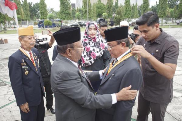 Bupati Inhil Terima Medali Bintang Veteran
