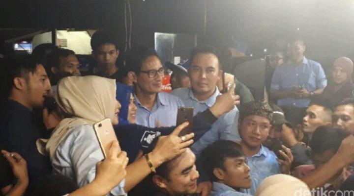 Cawapres No 02 Sandi menyampaikan permohonan maaf karena melangkahi makam tokoh Nahdlatul Ulama (NU) KH Bisri Syansuri