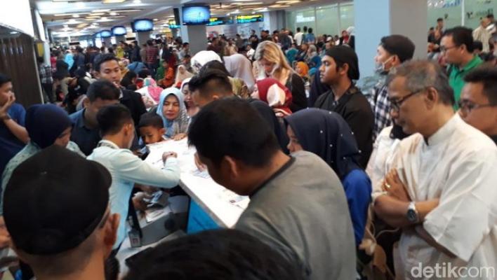 Delay 9 Jam, Penumpang Lion Air Padang Terbang Pakai Pesawat Lain
