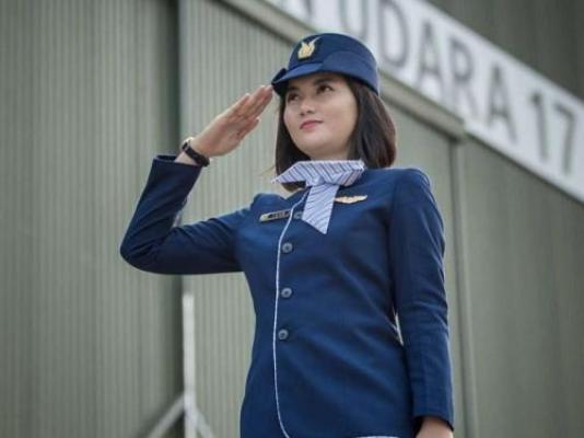 Ini Dia Pramugari Cantik Pesawat Kepresidenan RI yang Senyumnya Melelehkan Hati