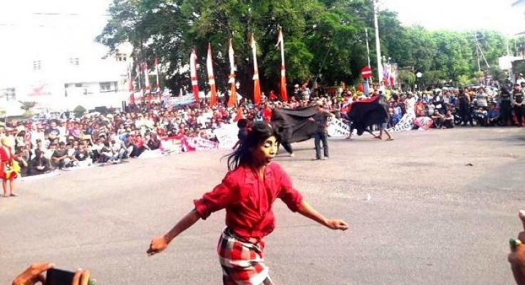 Ini Penampakan  Demo Bantengan  Tuntut Sandi Sujud di Makam Mbah Bisri