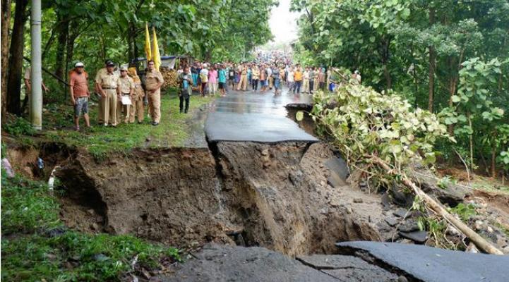 Jalan Penghubung Agam ke Bukittinggi Ambles 12 Meter