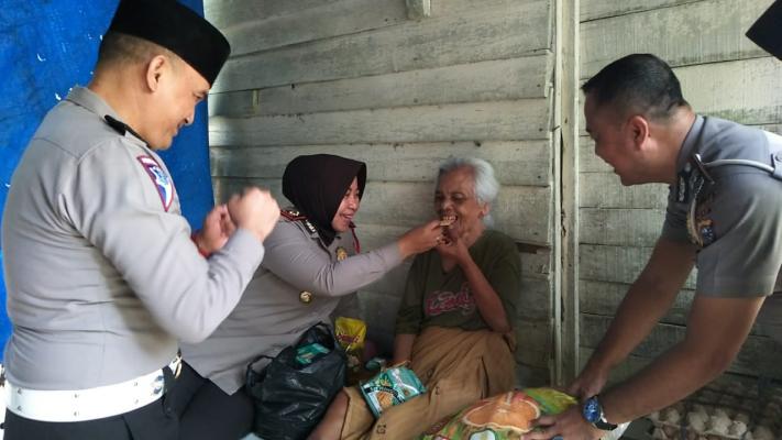 Luar Biasa, Kapolsek Suapin Roti Kepada Nenek Rupinah Yang Sedang Lumpuh