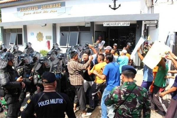 Markas Komando TNI AL Tegal Di Datangi Ratusan Orang,Ini Penyebabnya