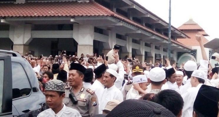 Merinding! Ribuan Jamaah Masjid Ampel Berebut Sambut Prabowo, Tangis Sang Imam Bikin Suasana Tambah Haru