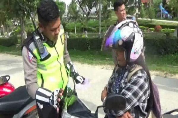 Motornya di Tilang, Siswi Ini Minta Diantar Mobil Patroli Polisi Pulang ke Rumah, Alsanyan Bikin Sedih.. 