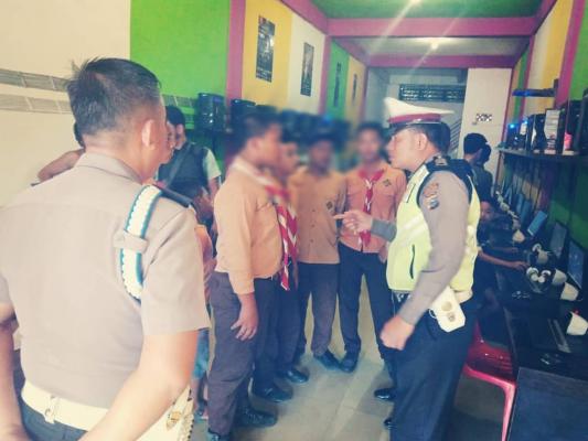 Polsek Bagan Sinembah  Razia Warnet dan Temukan Pelajar Berseragam