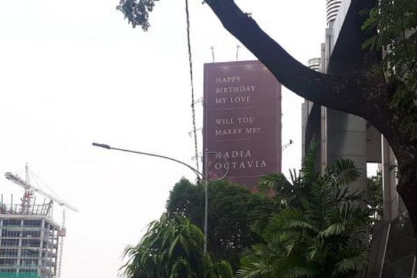 Romantis, Wanita Cantik Ini Dilamar Kekasihnya Dengan Reklame Besar di Tepi Jalan 