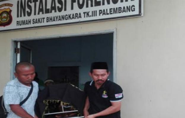 Senjata Makan Tuan, Usus Poniman Terburai Tertancap Pedang Sendiri