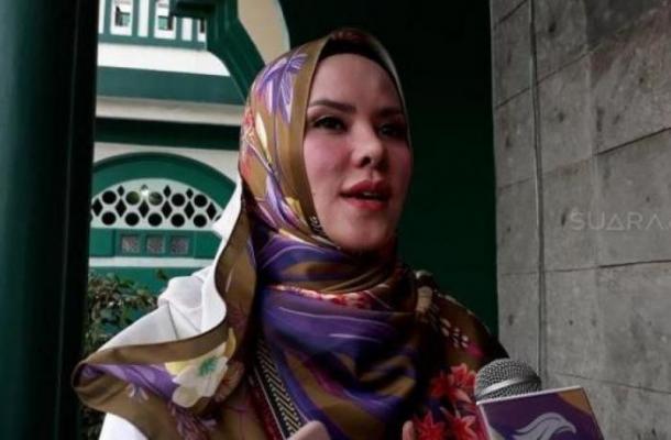 Siapa Pria di Kamar Angel Lelga saat Digerebek