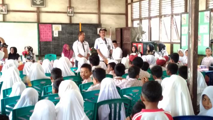Silahturahmi ke SDN 015 Tembilahan, Kesbangpol Serahkan Bantuan 
