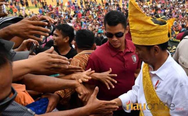 Syarwan Hamid, mempertanyakan Lembaga Adat Melayu Riau (LAMR) untuk memberikan gelar adat kepada Presiden Joko Widodo