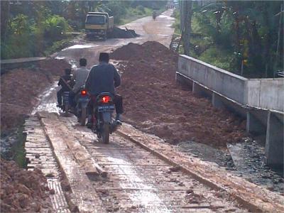 Hati -hati ! Jembatan Sungai Pengalir   Licin ada Tumpahan Tanah Timbun