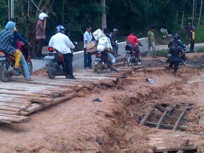 Kontraktor Lalai, Jembatan Alternatif Sungai pengalir dibiarkan Menganga